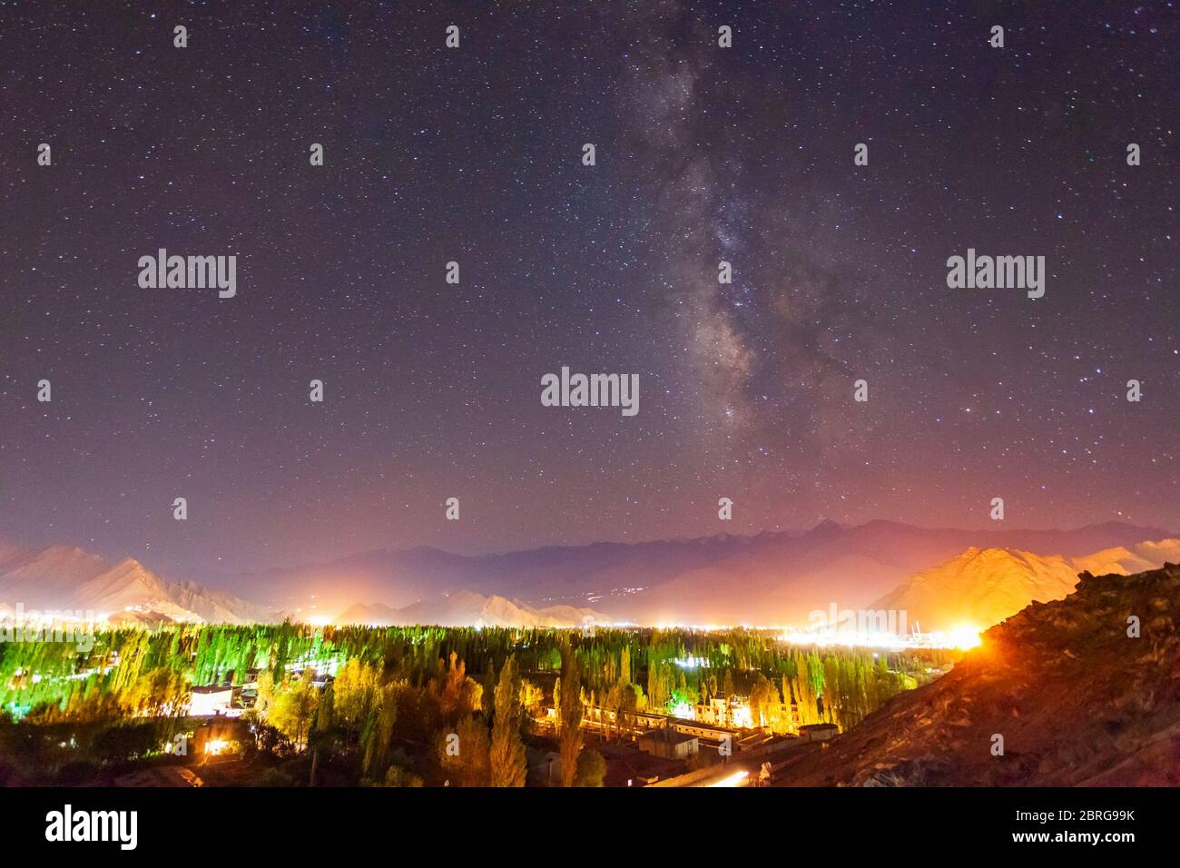 Vista panoramica aerea Leh. Leh è la capitale e la più grande città del territorio sindacale ladakh in India. Foto Stock