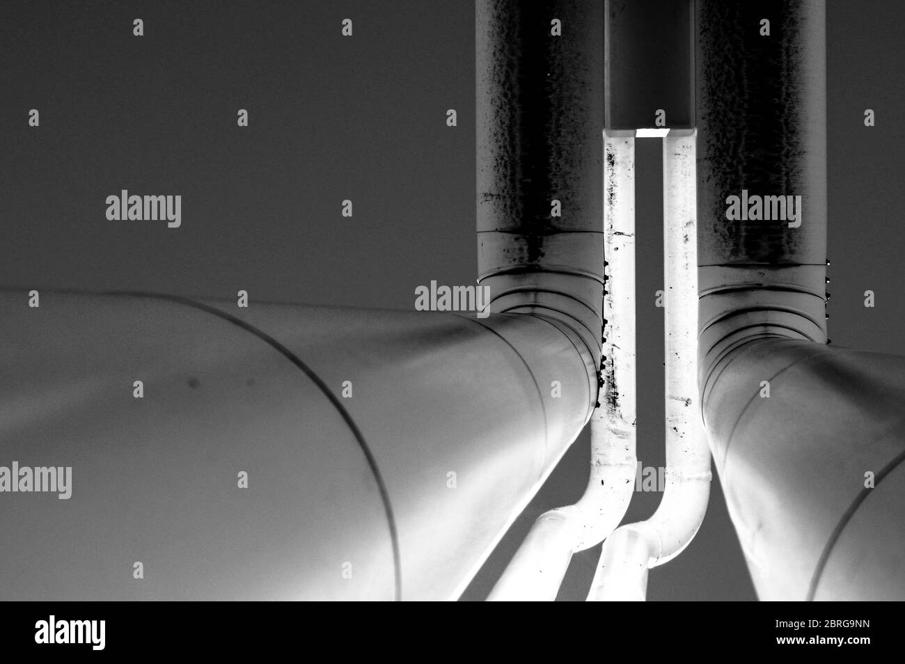 Tubature e tubature di impianti industriali petroliferi. Oleodotto per la produzione di petrolio e gas offshore. Foto Stock