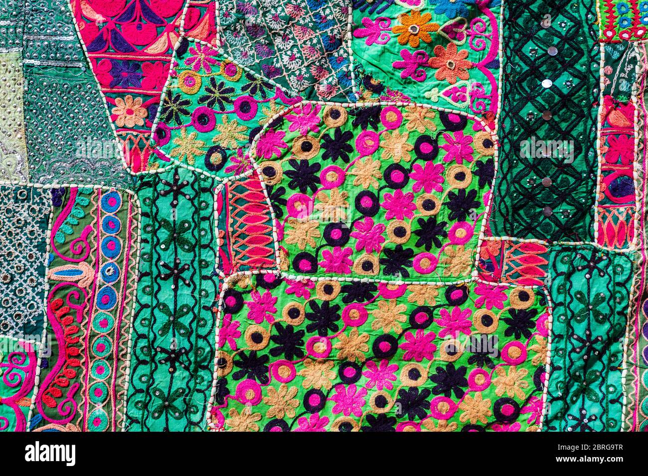 Tradizionale tappeto di patchwork di stile rajasthani nel mercato nella città di Jaislamer nello stato del Rajasthan dell'India Foto Stock