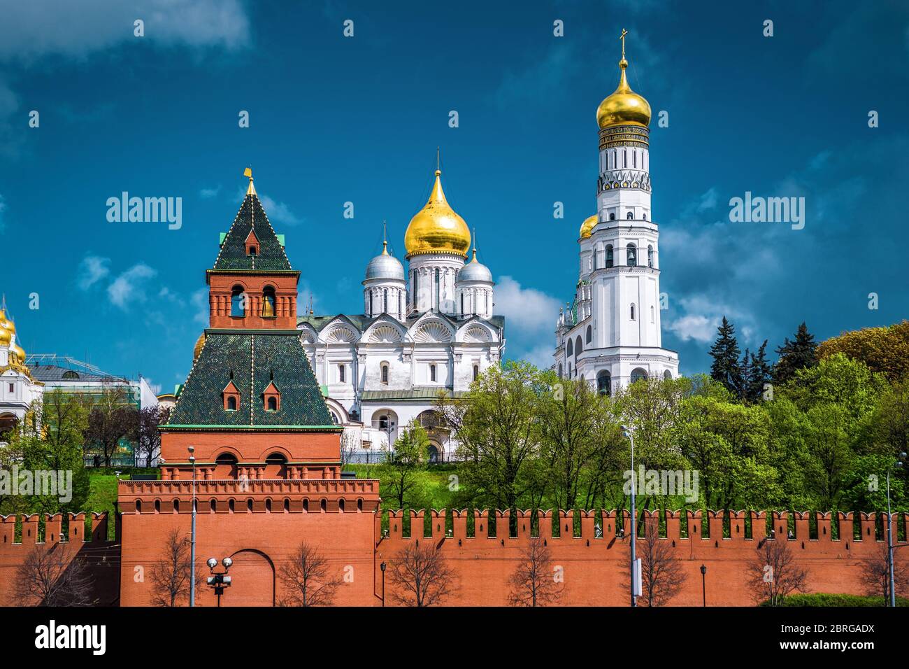 Il Cremlino di Mosca. La Cattedrale dell'Arcangelo e il Campanile di Ivan il Grande. Russia. Foto Stock