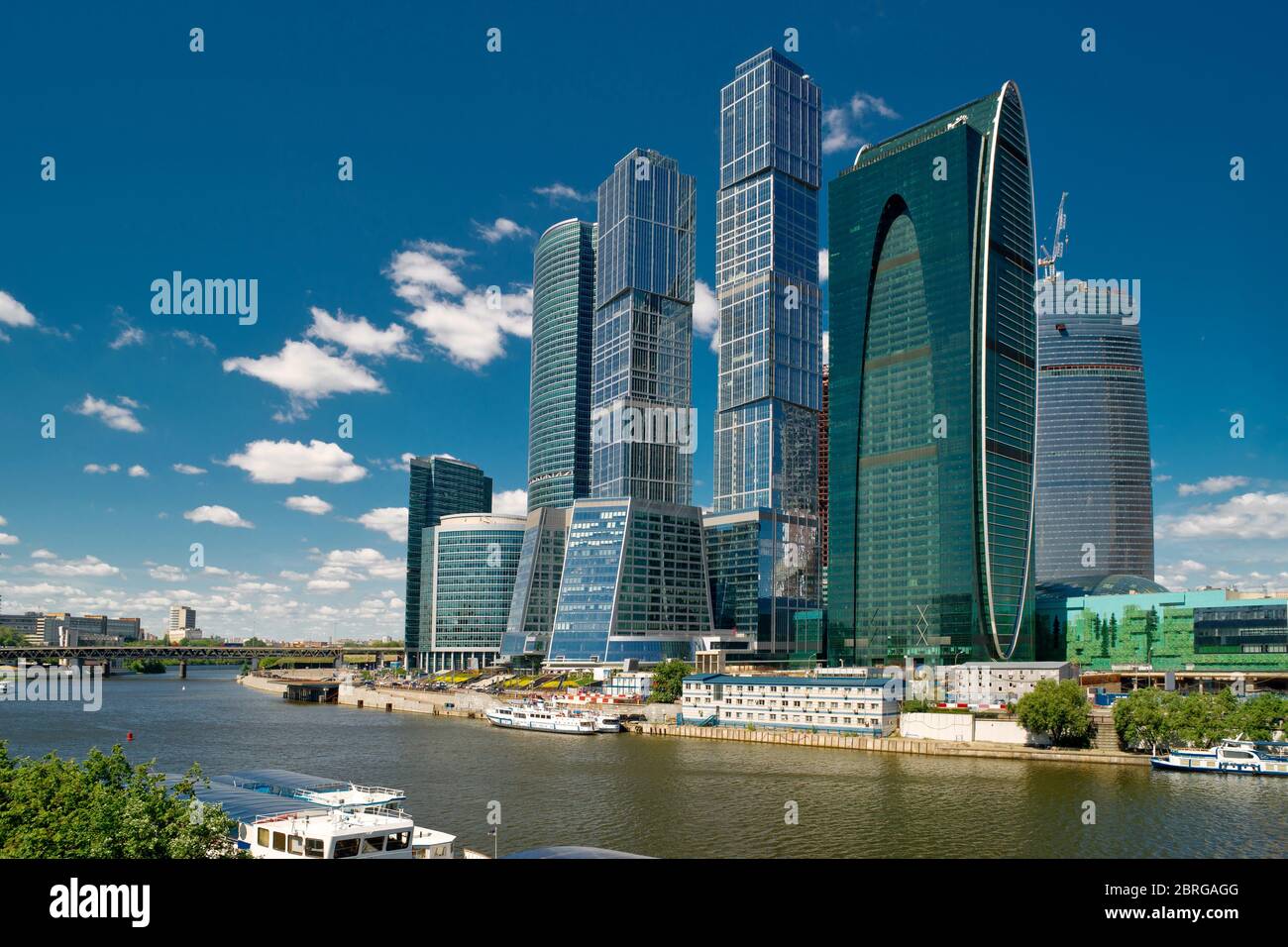 Grattacieli della città di Mosca sul fiume Moskva, Russia. Mosca-City è un moderno quartiere degli affari e punto di riferimento di Mosca. Panorama panoramico di urb contemporaneo Foto Stock