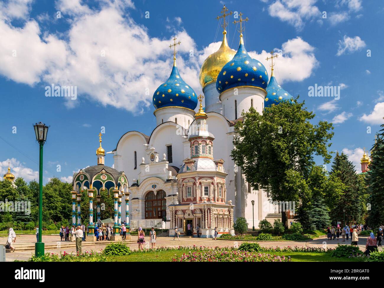 SERGIYEV POSAD, RUSSIA - 28 GIUGNO 2011: Cattedrale di assunzione a Trinity Sergius Lavra vicino Mosca. La Trinità Lavra è una delle più grandi del russo Foto Stock