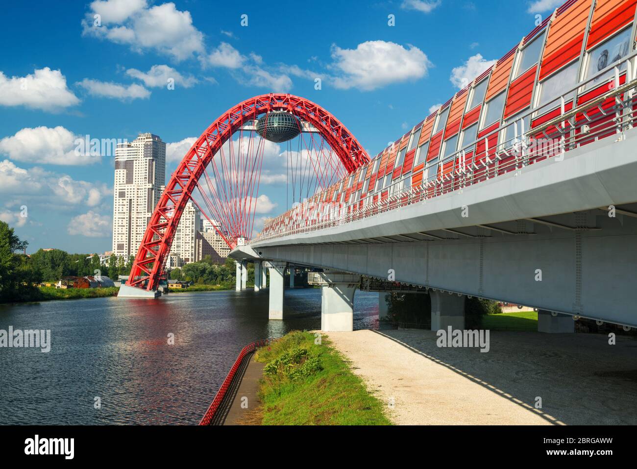 Un moderno ponte sospeso (ponte Zhivopisny) a Mosca. È il ponte più alto d'Europa. Foto Stock