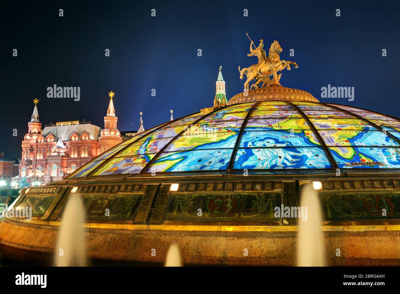 Cupola di vetro coronata da una statua di San Giorgio, patrono di Mosca, in Piazza Manege a Mosca, Russia Foto Stock
