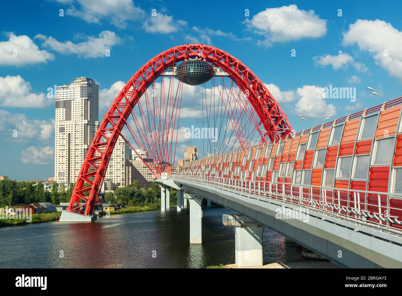Moderno ponte sospeso (ponte Zhivopisny) a Mosca. È il ponte più alto d'Europa. Foto Stock