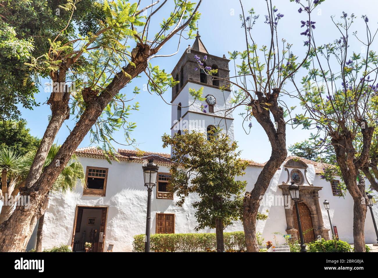 San Marcos chiesa circondata da alberi in una giornata di sole, Tenerife - Isole Canarie Foto Stock