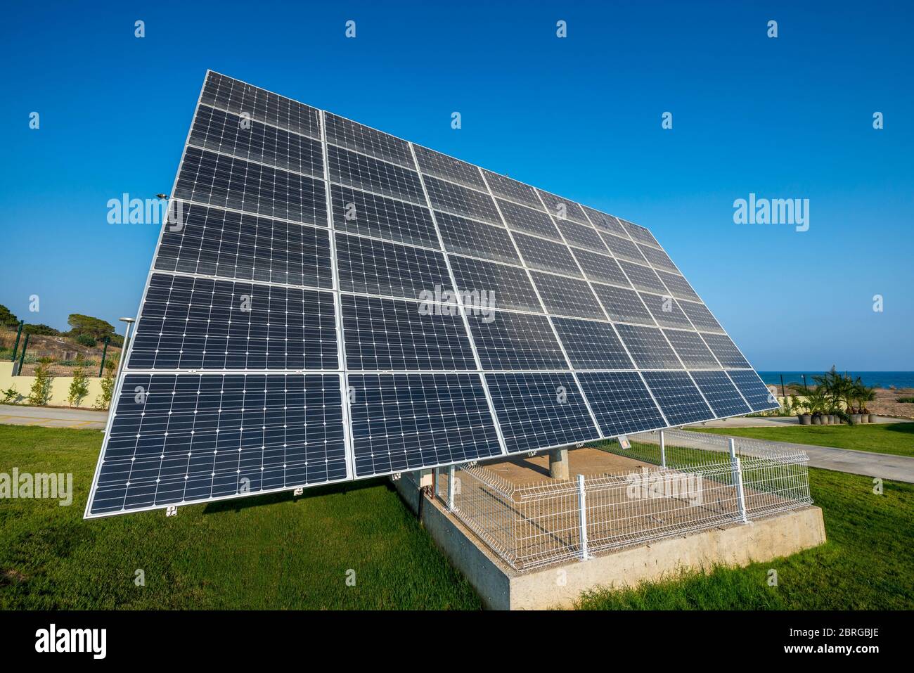 grande pannello solare sul banco nel complesso alberghiero, turchia Foto Stock