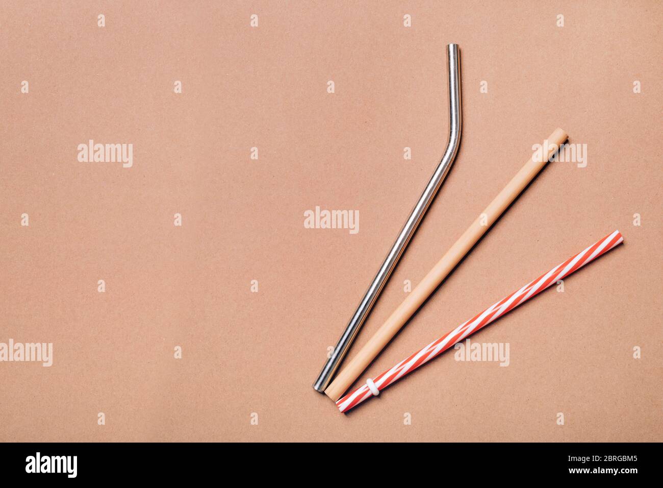 Diversi tipi di cannucce. Bambù riutilizzabile, acciaio inox e plastica monouso. Concetto di sostenibilità, zero sprechi. Foto Stock