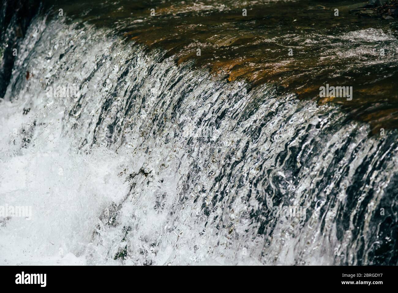 Close up di acqua fredda nel fiume di montagna, Rapids, whitewater Foto Stock