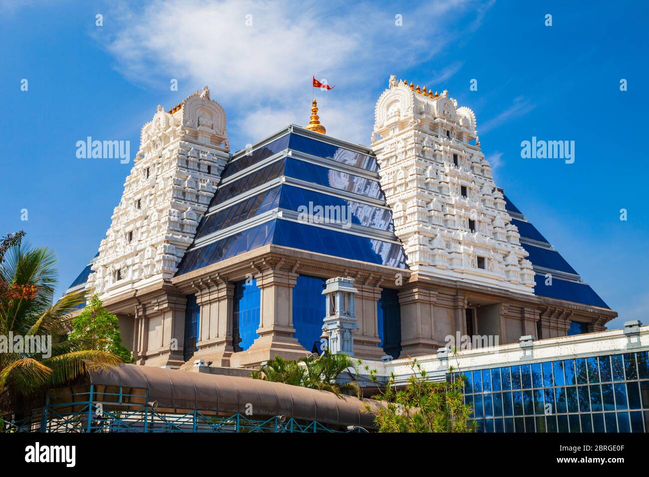 Sri Radha Krishna Temple è situato a Bangalore in India, uno dei più grandi templi ISKCON nel mondo Foto Stock