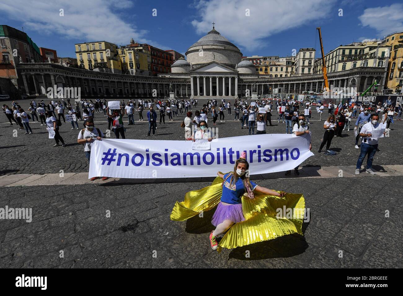 I tour operator partecipano a una manifestazione in Piazza del Plebiscito per protestare 'contro l'indifferenza del governo e delle autorità locali' sulla crisi economica aggravata dalla pandemia del coronavirus (COVID-19) nel centro di Napoli. L'Italia sta gradualmente allentando le misure di blocco attuate per arginare la diffusione del coronavirus SARS-COV-2, che causa la malattia di COVID-19. Foto Stock