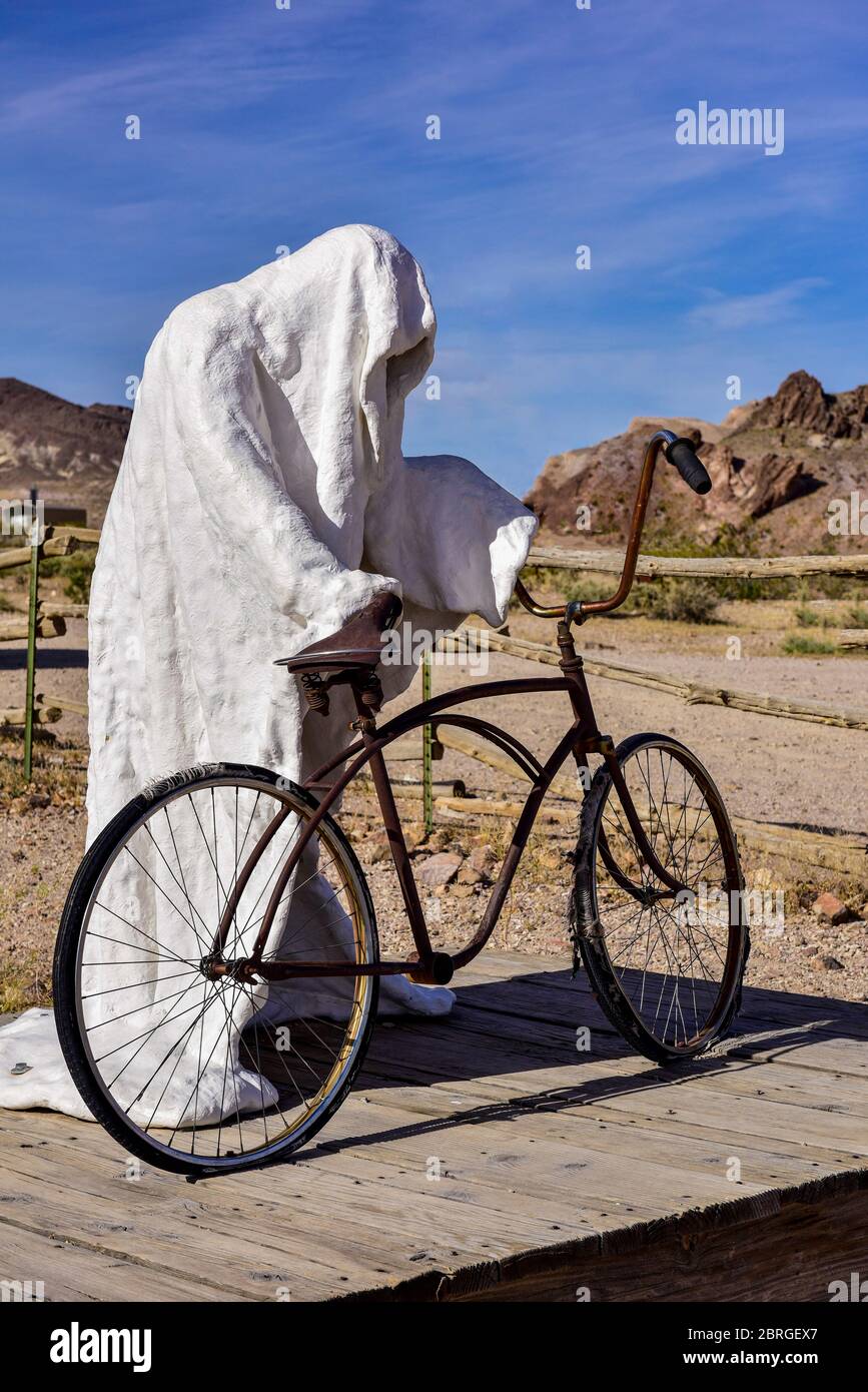 Città fantasma di Rhyolite, Beatty Nevada - il Museo all'aperto di Goldwell. Scultura del Ghost Rider dell'artista belga Albert Szukalski. Foto Stock
