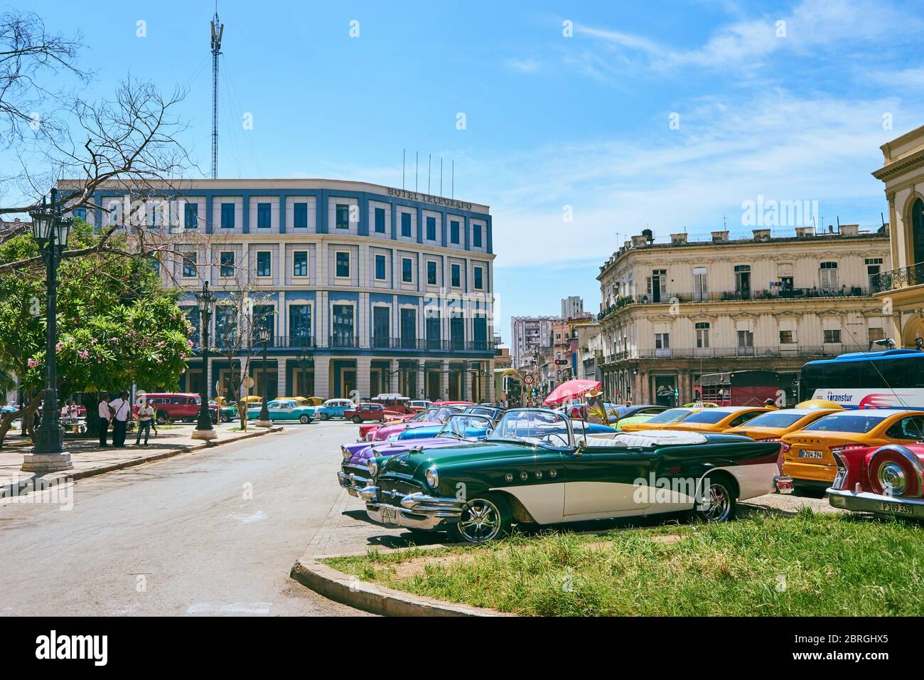 Auto classiche colorate di Cuba con giorno di sole Foto Stock