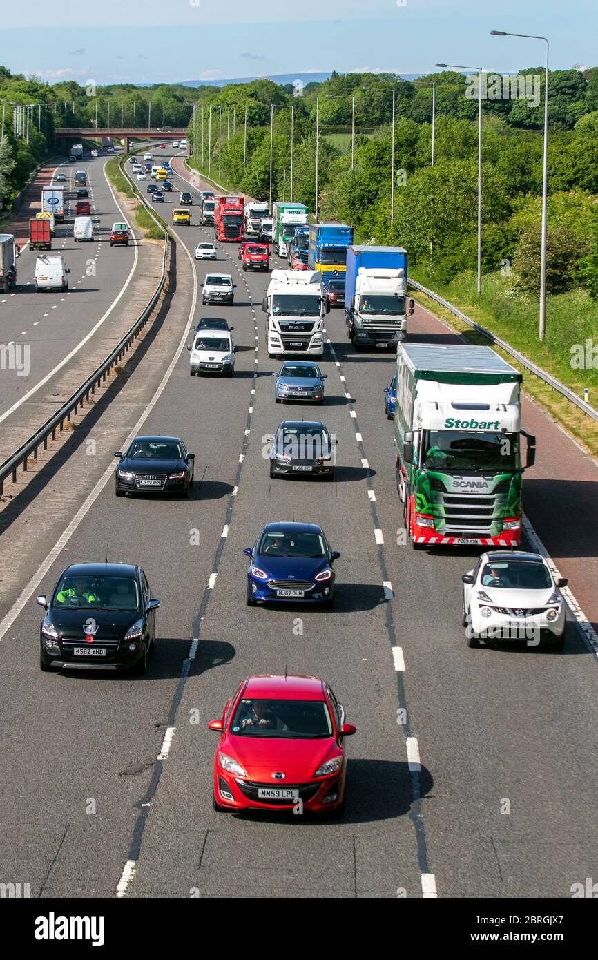 Chorley, Lancashire. 21 maggio 20020 Regno Unito Meteo; traffico pesante sulla M6 come il ritorno al lavoro prende slancio. La congestione porta all'inevitabile interruzione e all'immishap che blocca il traffico verso sud. Credit: MediaWorldImages/AlamyLiveNews Foto Stock