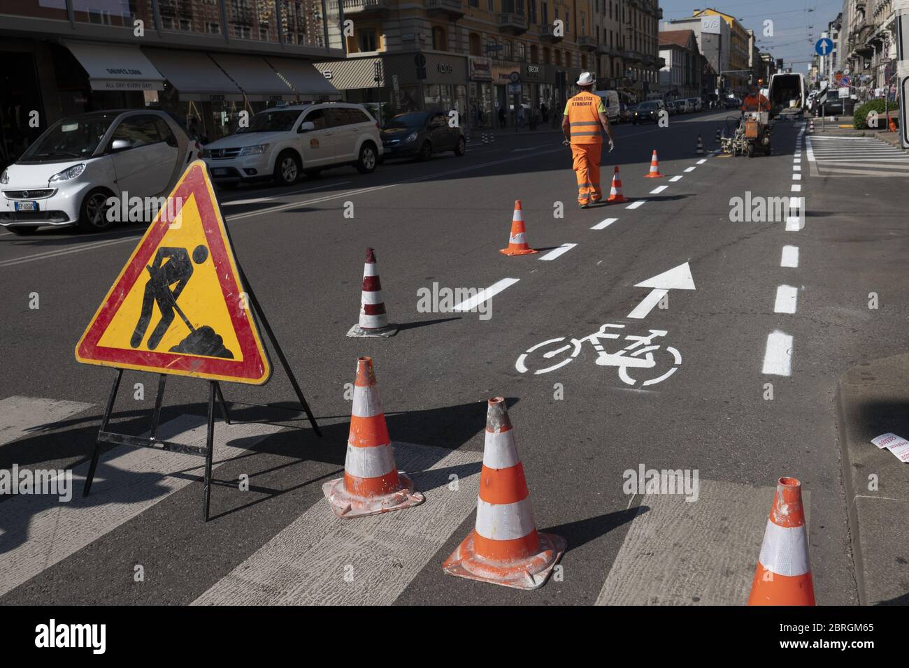 Milano, Italia. 20 Maggio 2020. Nuova pista ciclabile in corso Venezia e corso Buenos Aires, ma ci sono molti problemi di traffico e un bivio molto pericoloso. Progetto da rivedere a Milano il 20 maggio 2020. (Foto di Luca ponti/Pacific Press/Sipa USA) Credit: Sipa USA/Alamy Live News Foto Stock