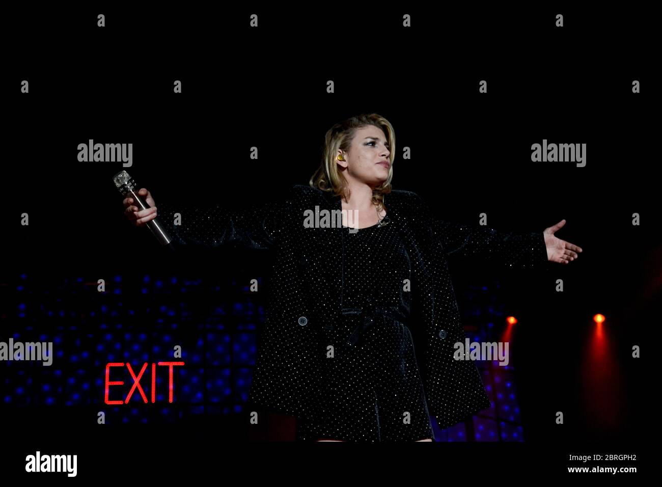 Napoli, Italia. 28 Maggio 2018. Emma Marrone suona in diretta sul palco per l'Essequi Tour 2018 al Teatro Palapartenope di Napoli. Foto Stock