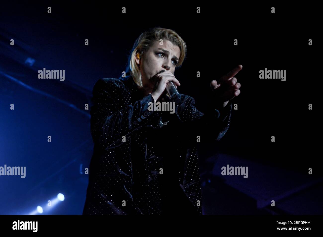 Napoli, Italia. 28 Maggio 2018. Emma Marrone suona in diretta sul palco per l'Essequi Tour 2018 al Teatro Palapartenope di Napoli. Foto Stock