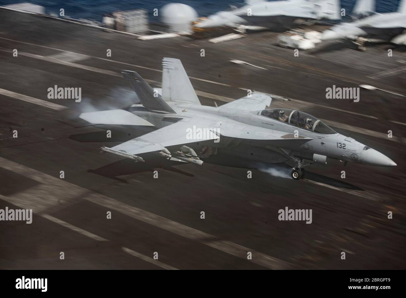 Un aereo da combattimento US Navy F/A-18F Super Hornet attaccato ai combattenti dello Strike Fighter Squadron 32 atterra sul ponte di volo della portaerei di classe Nimitz USS Dwight D. Eisenhower durante le operazioni del 19 maggio 2020 nel Mar Arabico. Foto Stock
