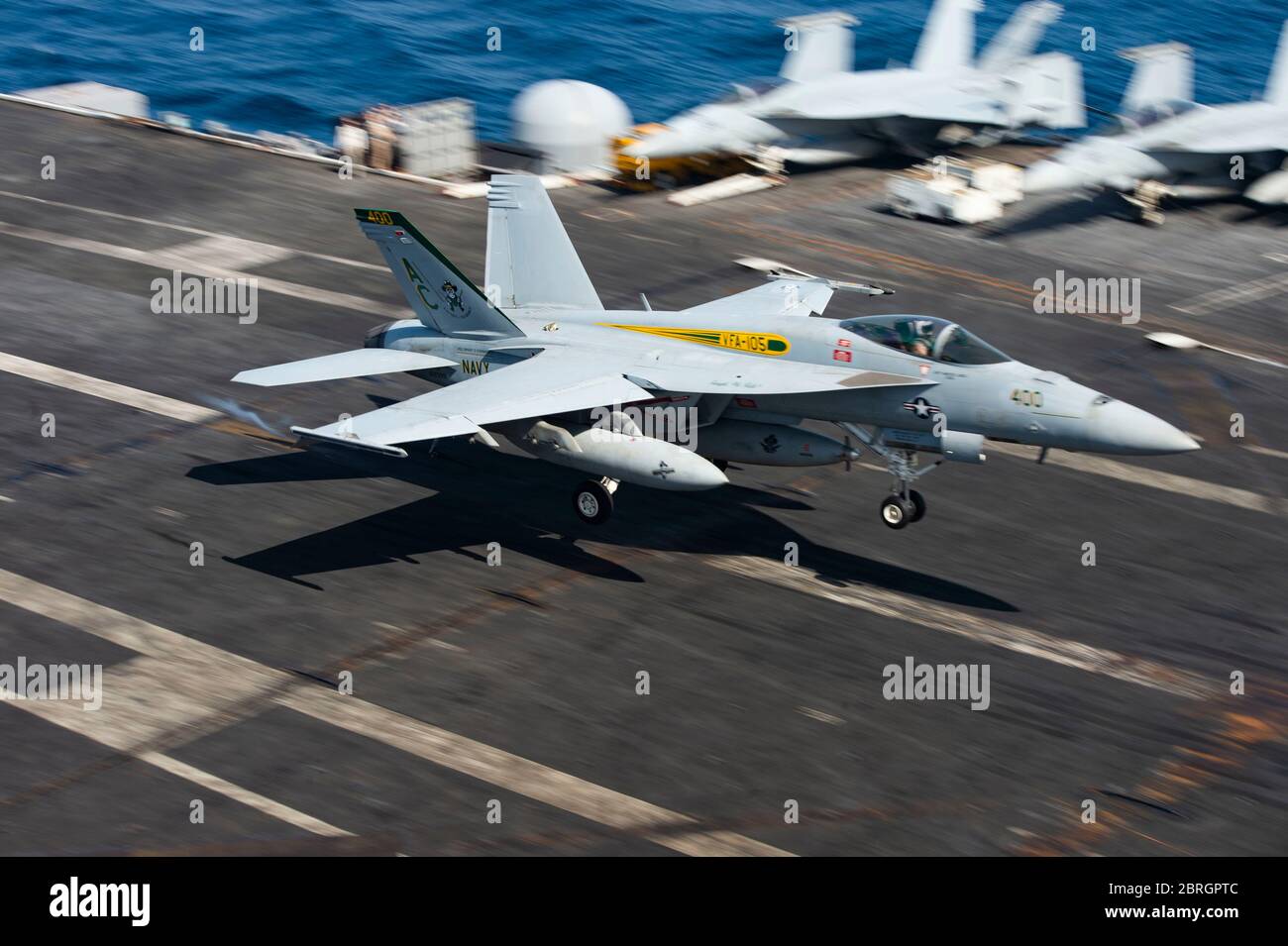 Un aereo da combattimento US Navy F/A-18F Super Hornet attaccato ai Gunslingers of Strike Fighter Squadron 105 atterra sul ponte di volo della portaerei di classe Nimitz USS Dwight D. Eisenhower durante le operazioni del 19 maggio 2020 nel Mar Arabico. Foto Stock