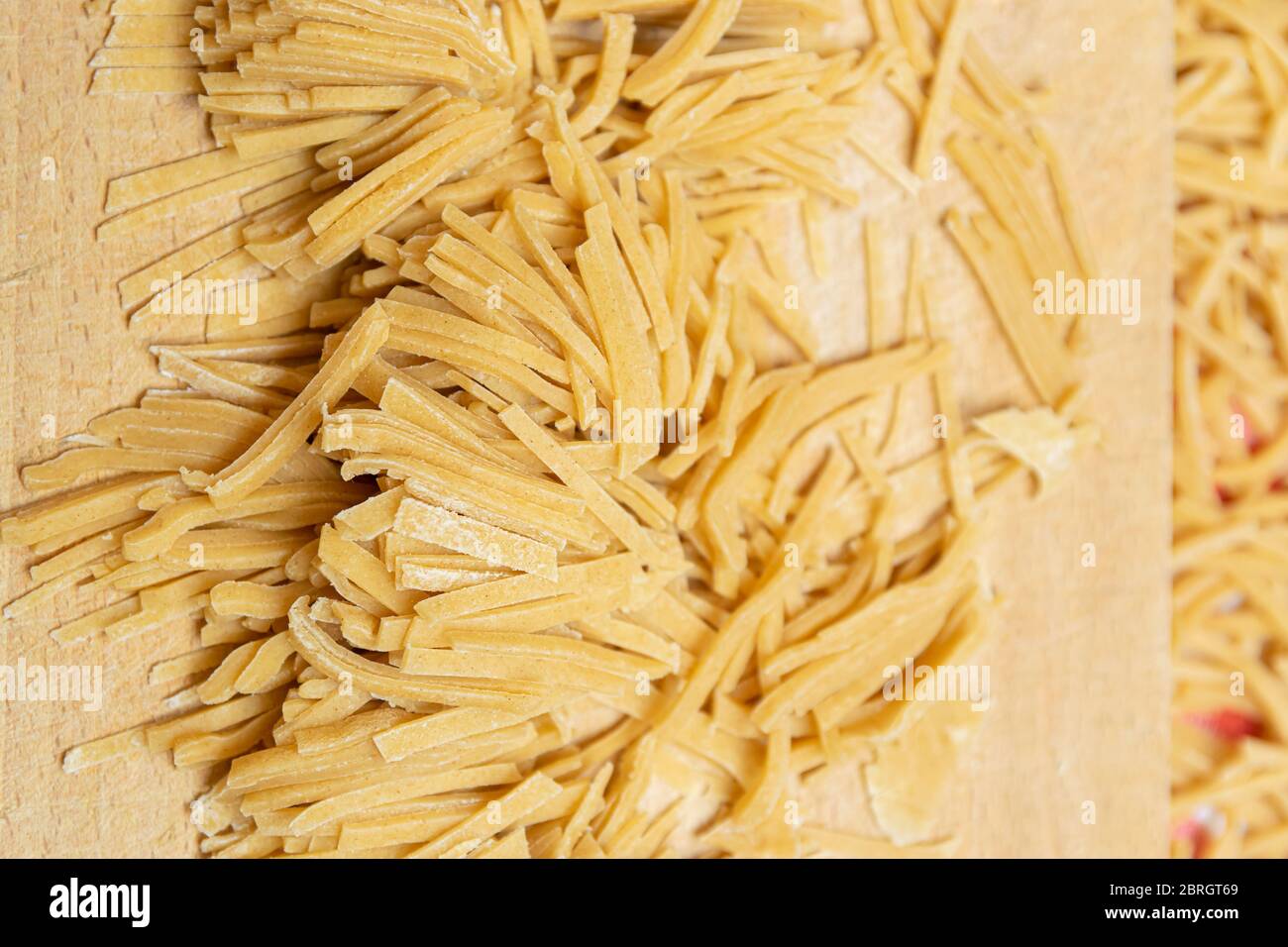 Pasta fatta in casa con farina integrale sana su un tagliere. Foto Stock