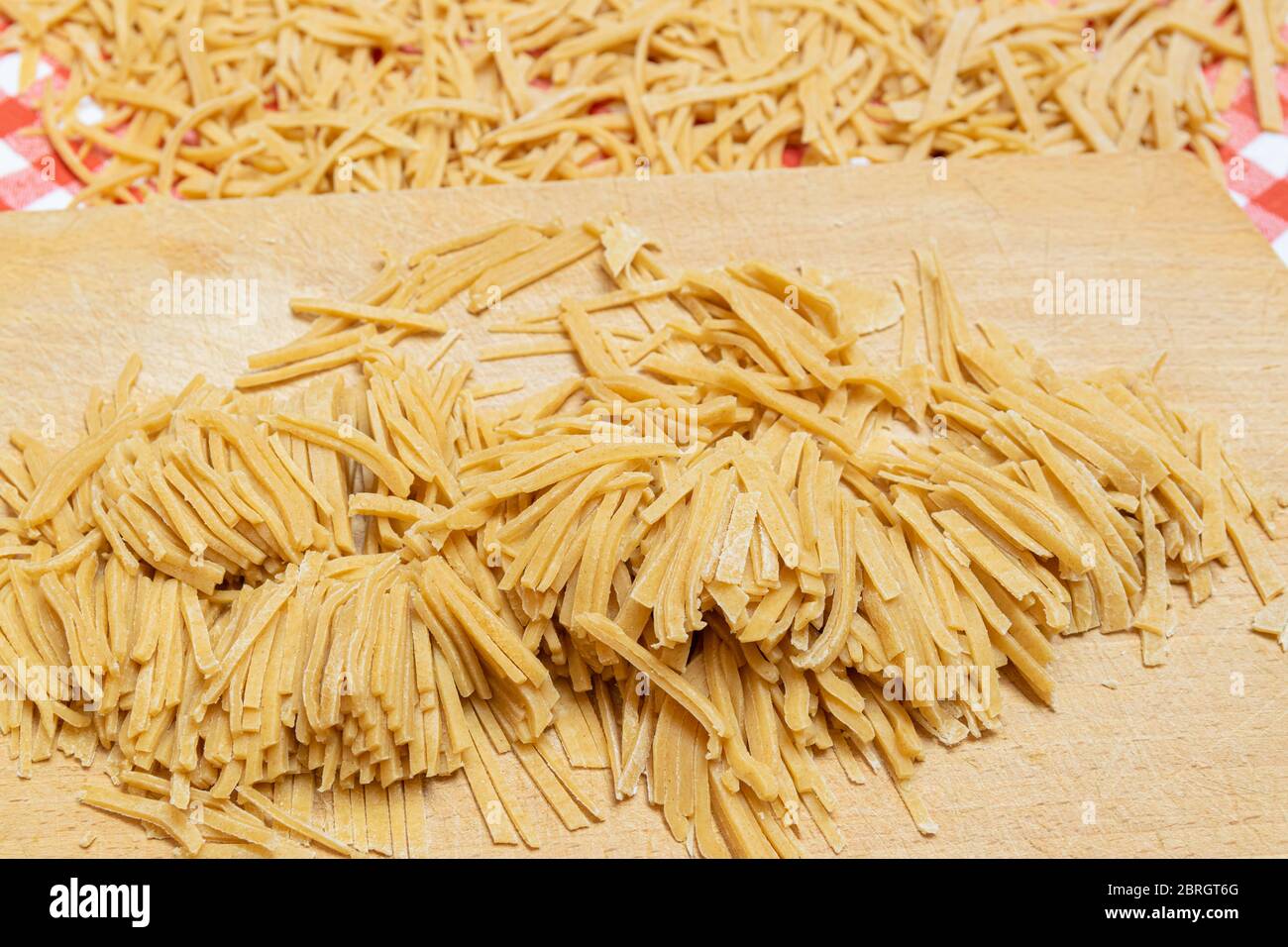 Pasta fatta in casa con farina integrale sana su un tagliere Foto stock -  Alamy