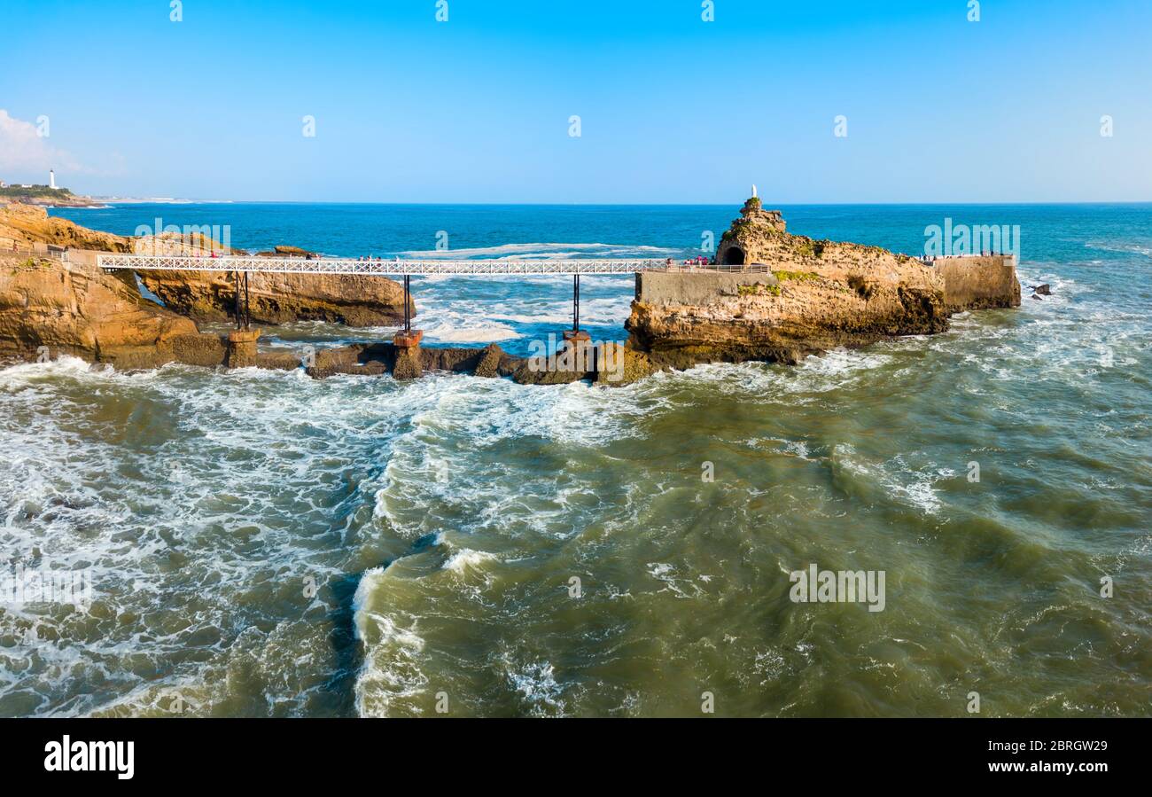 La roccia della Vergine o le rocher de la Vierge è un turistico naturale punto di riferimento nella città di Biarritz in Francia Foto Stock