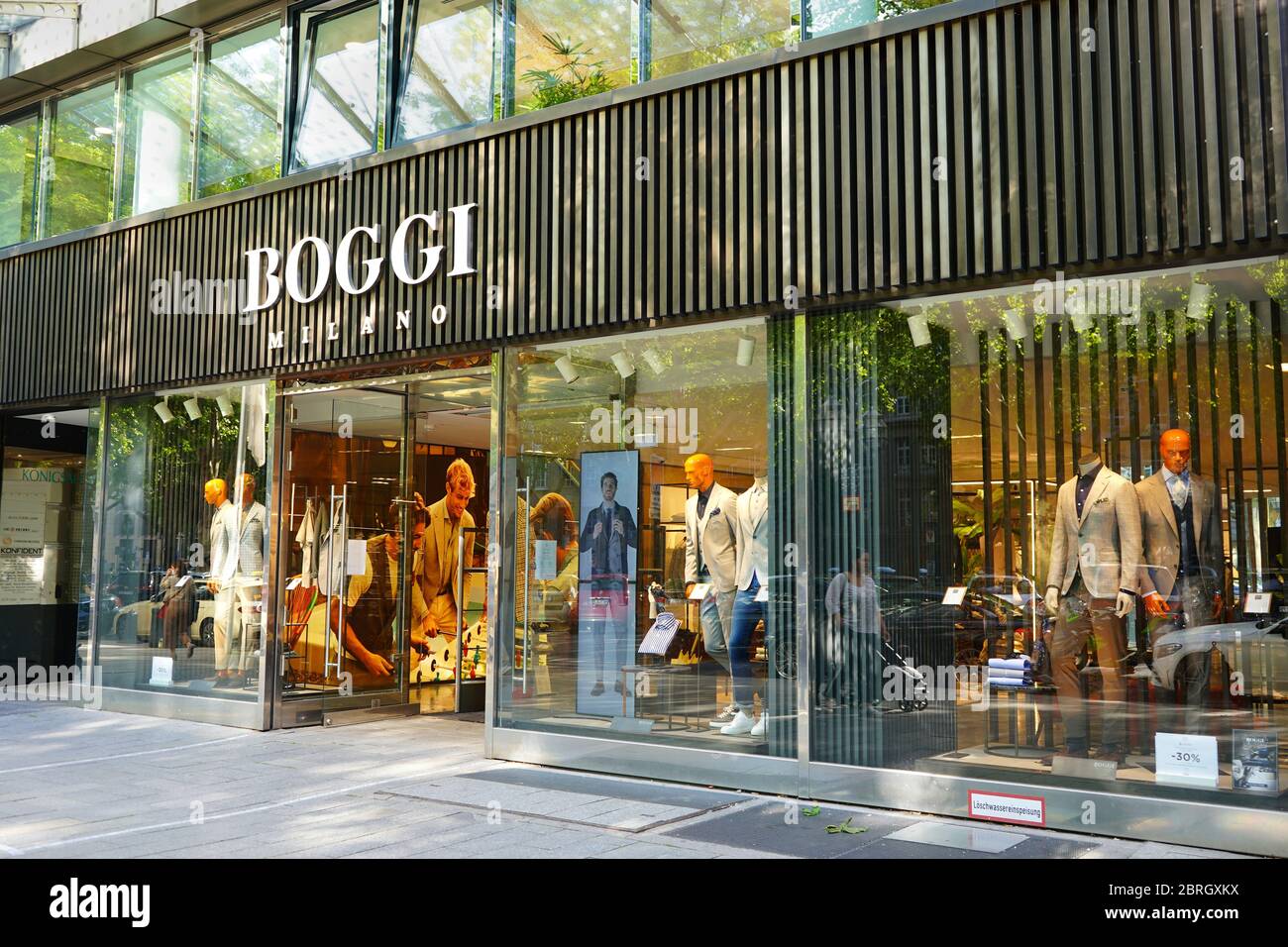 Vista esterna del negozio di abbigliamento maschile „Boggi Königsallee a Düsseldorf a  . Questo marchio è popolare per la qualità italiana e „stile per gentiluomini". Foto Stock