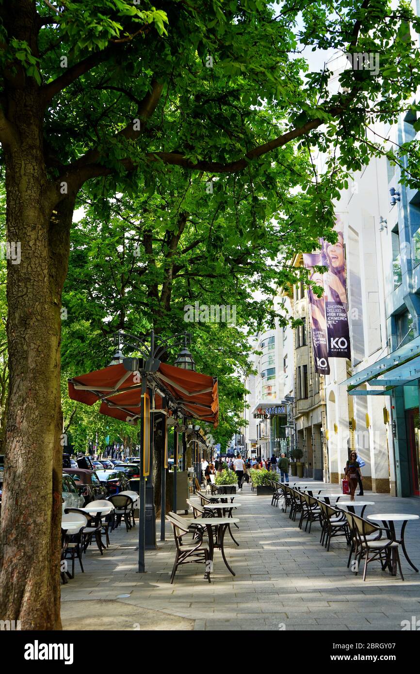 Königsallee, uno dei principali viali commerciali di lusso d'Europa, sotto il sole del pomeriggio. La sua storia risale al XIX secolo. Foto Stock