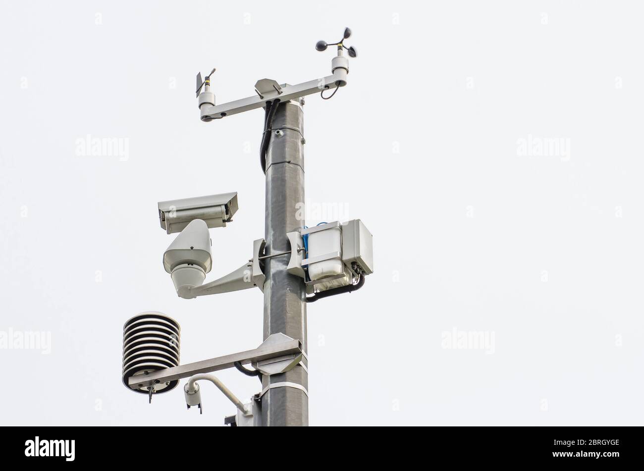 Complesso di stazioni meteorologiche automatiche con telecamere situate in città Foto Stock