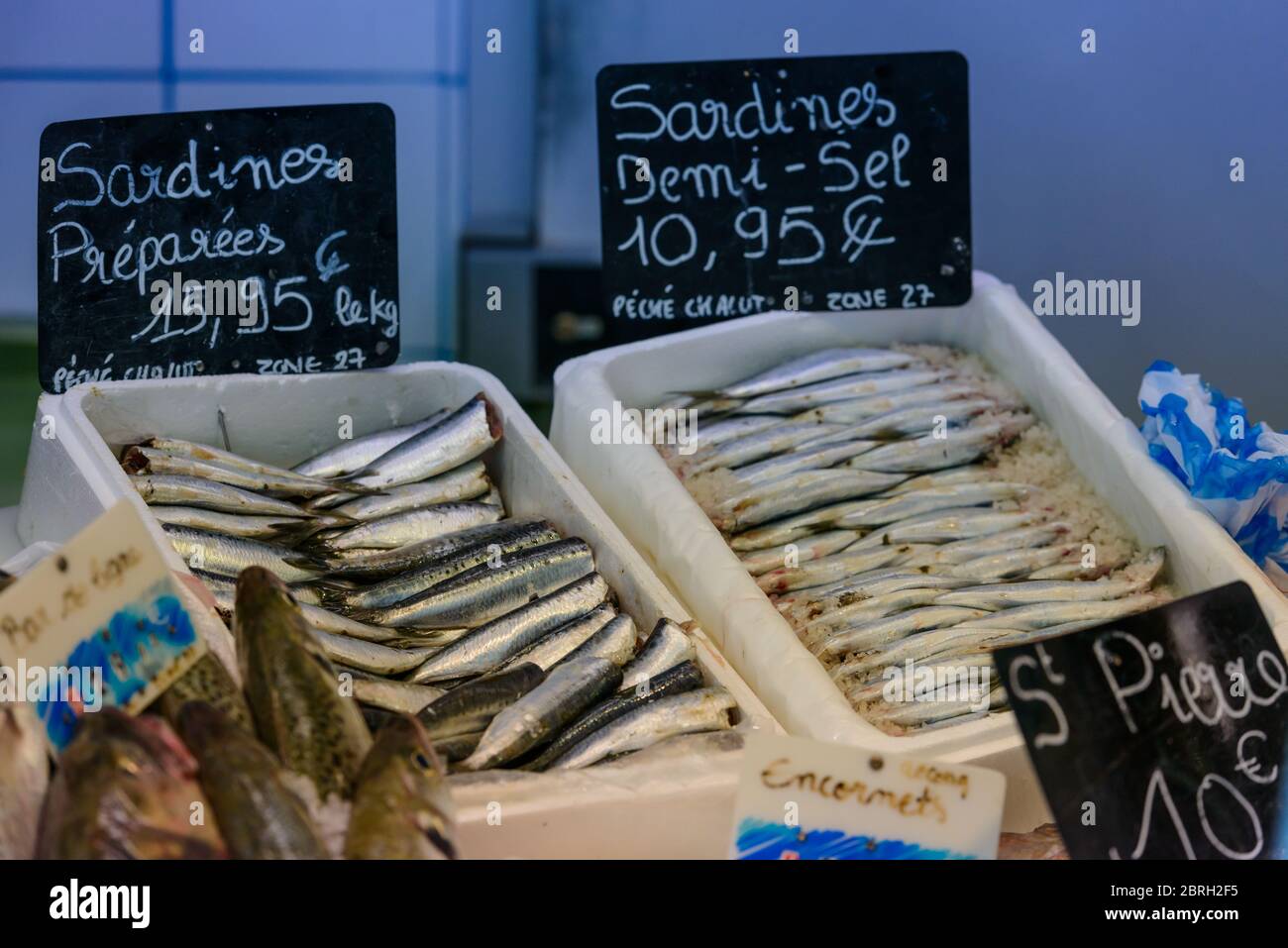 Scatole di sardine in una bancarella di mercato a Saint-Palais-sur-Mer, Charente-Maritime, sulla costa atlantica francese. Foto Stock