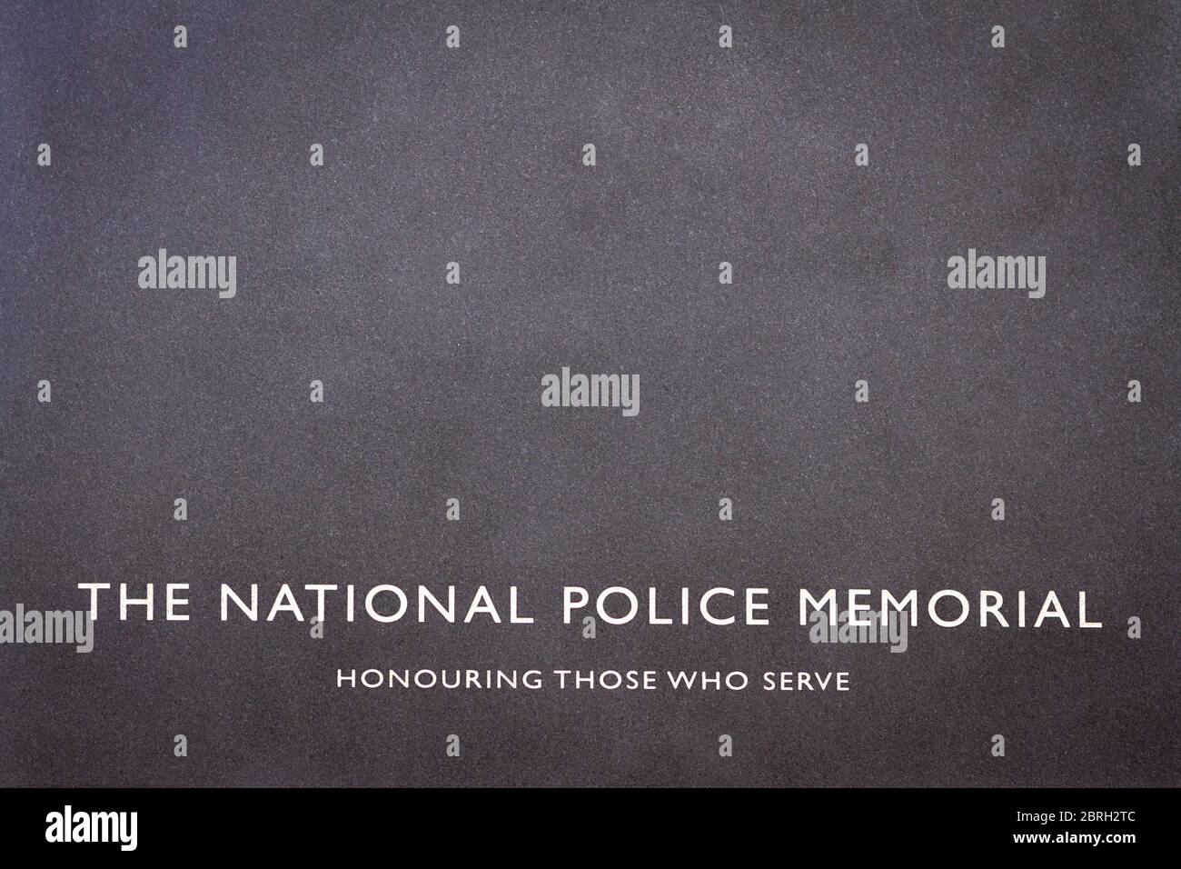 Londra, UK - Maggio 14 2020: L'iscrizione in pietra sul National Police Memorial: Onorare coloro che servono Foto Stock