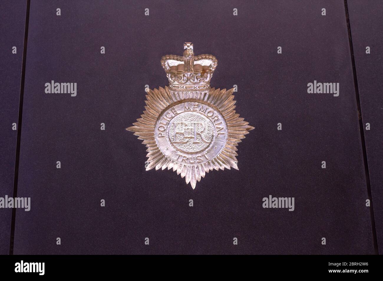 Londra, UK - Maggio 14 2020: Il National Police Memorial - emblema inciso in pietra con l'iscrizione Police Memorial Trust Foto Stock