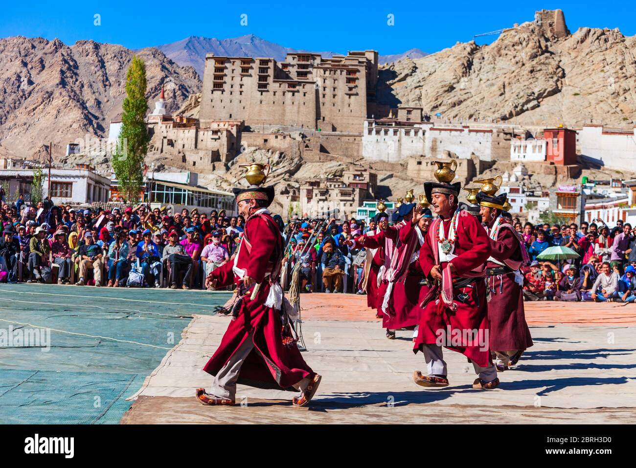 LEH, INDIA - 26 SETTEMBRE 2013: Persone non identificate che ballano in abiti etnici tradizionali al Ladakh Festival nella città di Leh in India Foto Stock