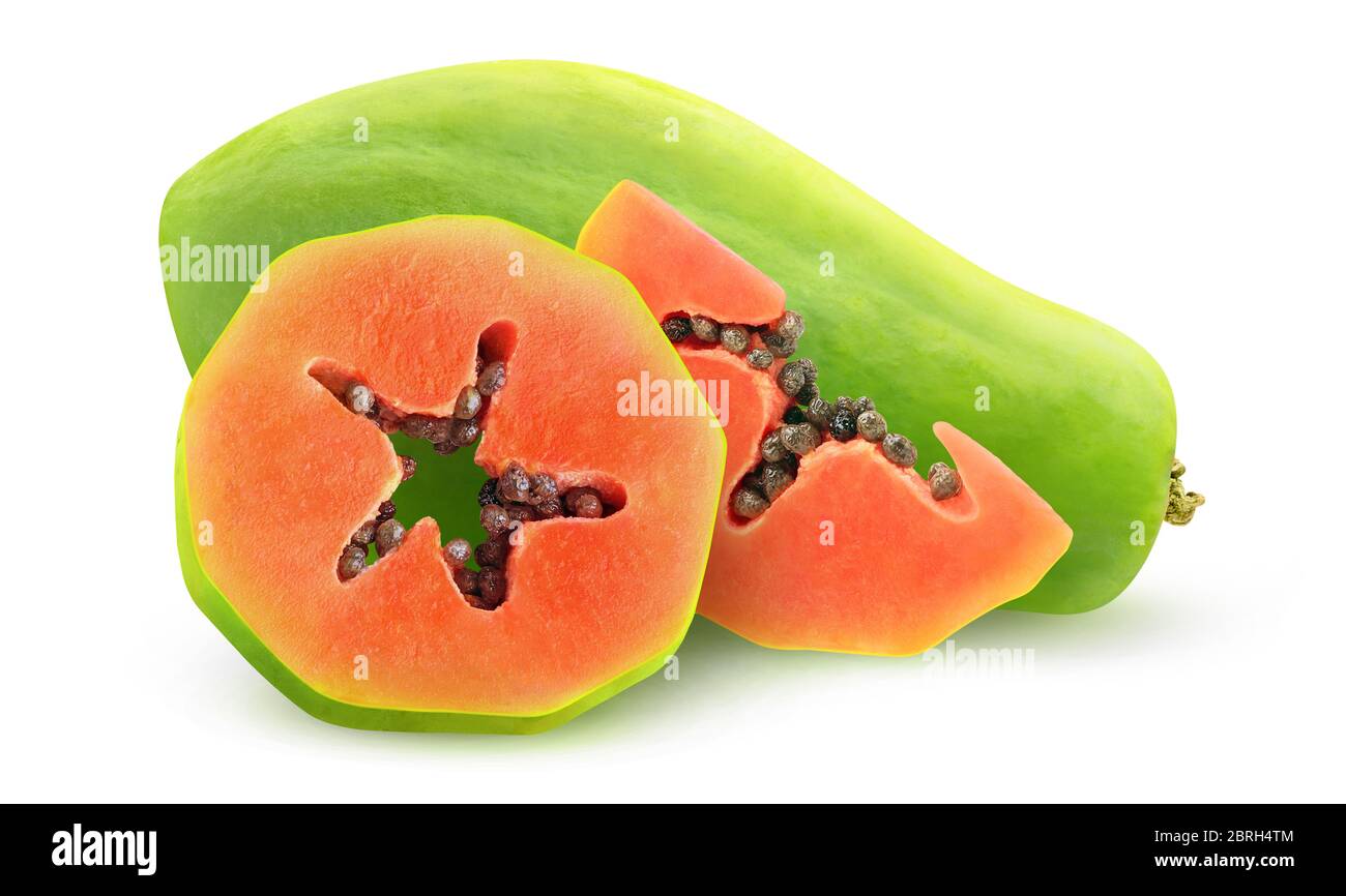 Papaia frutta isolata. Papaia verde grezza tagliata a pezzi isolati su sfondo bianco Foto Stock