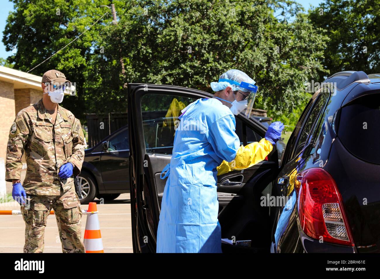 Un aereo della Guardia Nazionale del Texas raccoglie un campione da un paziente durante il test di Coronavirus in un impianto di confezionamento della carne 19 maggio 2020 a Mount Pleasant, Texas. Gli impianti di confezionamento della carne sono diventati COVID-19, punti di ritrovo del coronavirus in tutto il paese. Foto Stock