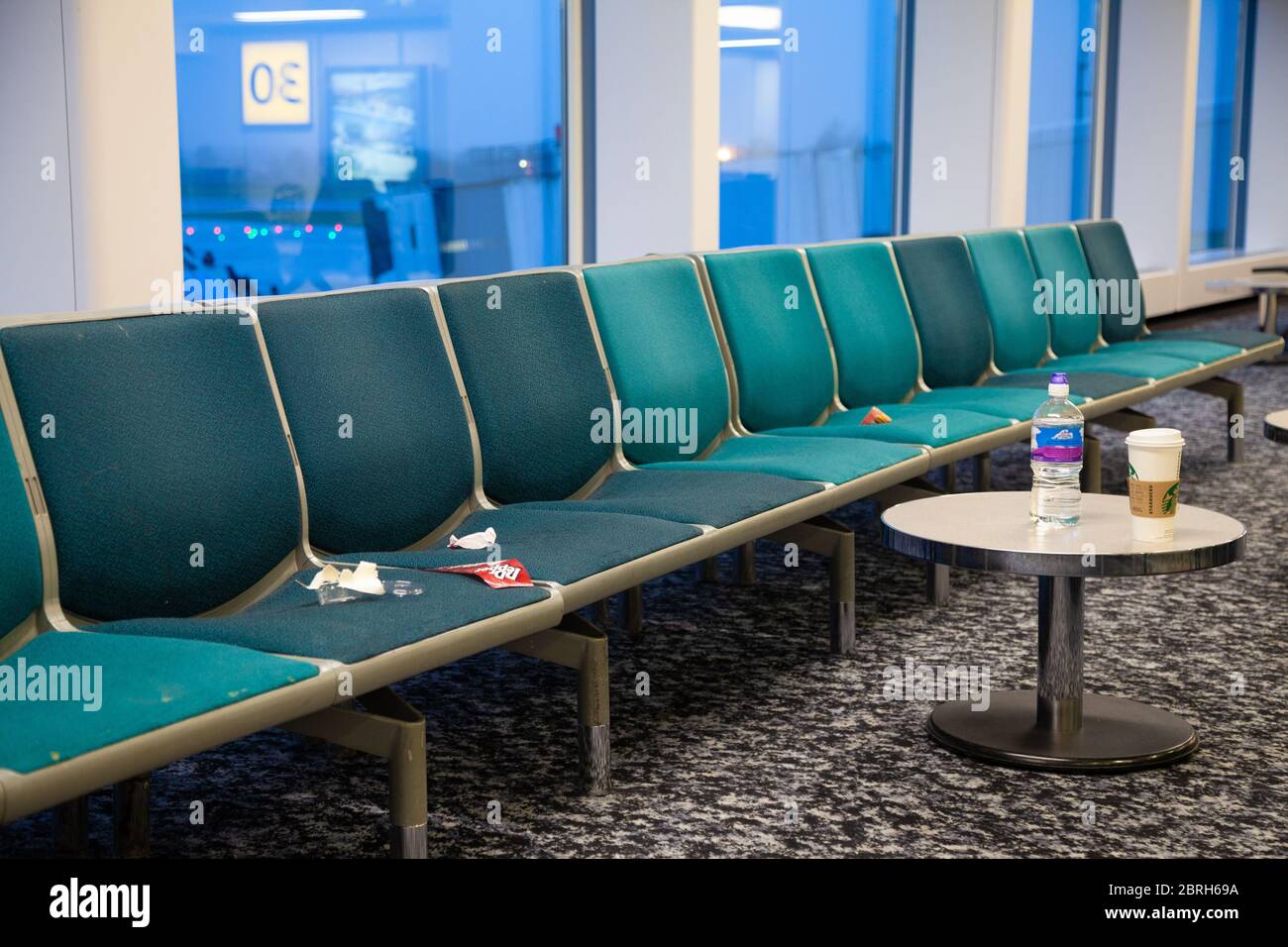 Mess è rimasto dietro sui sedili dell'aeroporto, Glasgow, Regno Unito Foto Stock
