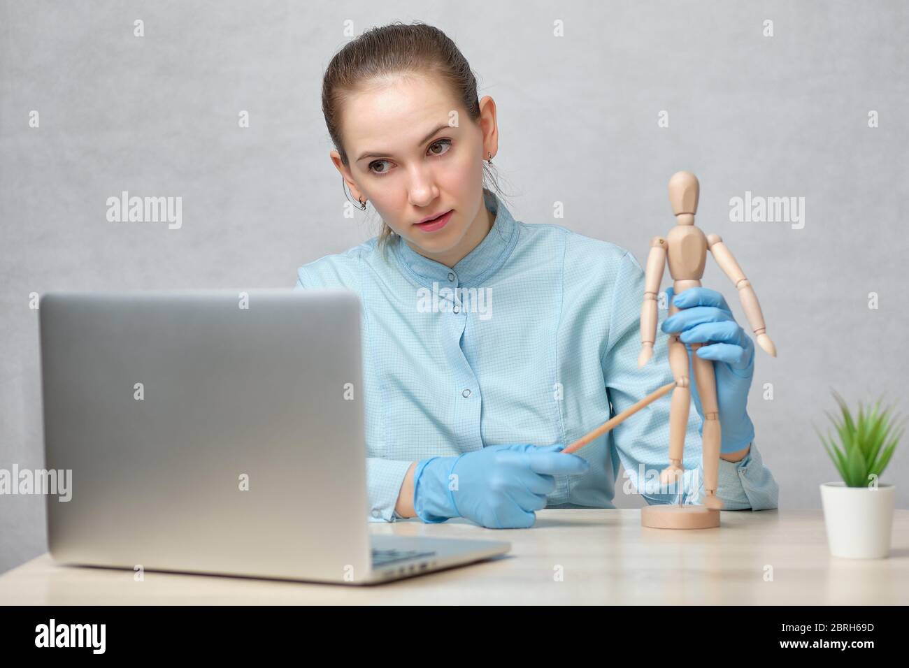 Il medico scrive una lezione online sull'anatomia umana. Primo piano. Foto Stock