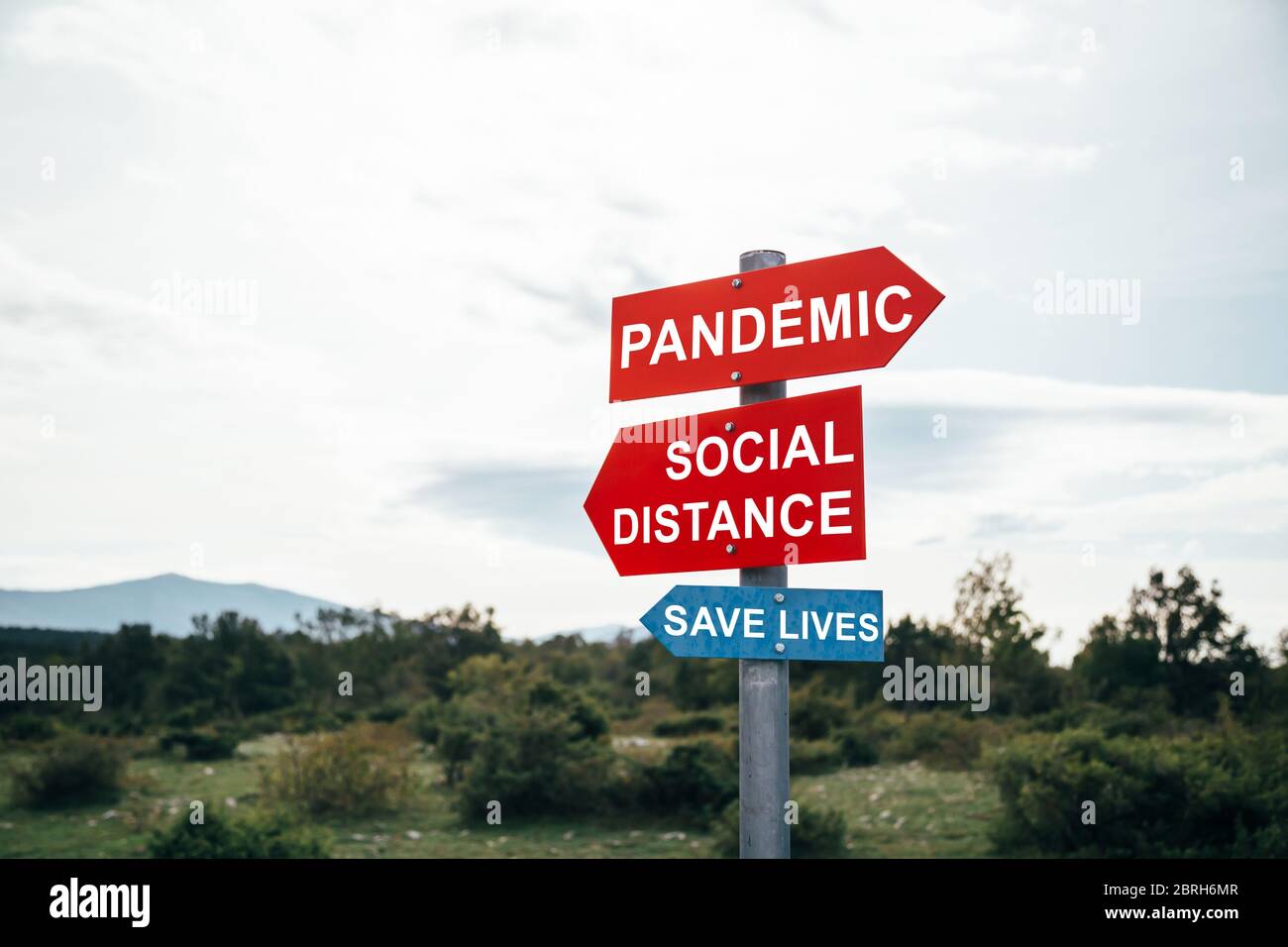 Pandemia, distanza sociale salvare vite segnaletica di avvertimento stradale. Campagna sui social media per la prevenzione del coronavirus Foto Stock