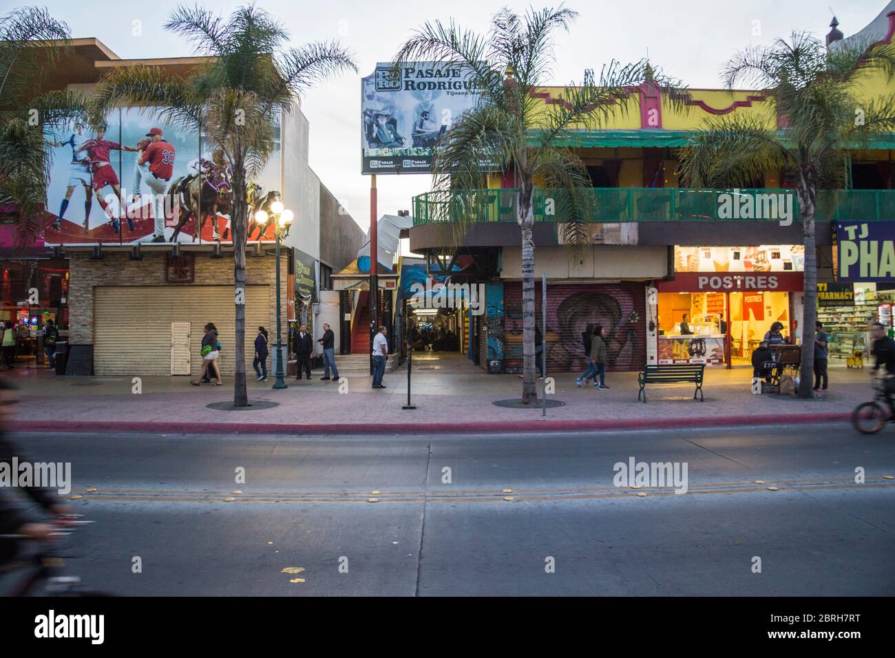 Messico - Baja California - Tijuana - vita quotidiana all'incrocio tra Avenida Revolucion e Pasaje Rodriguez, il famoso simbolo della città Foto Stock