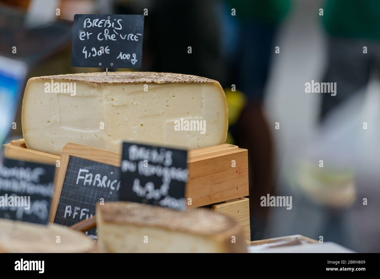 Saint-Palais-sur-Mer, Francia: Mezza ruota di formaggio duro fatto di latte di capra e pecora sistemata in una bancarella di mercato. Foto Stock