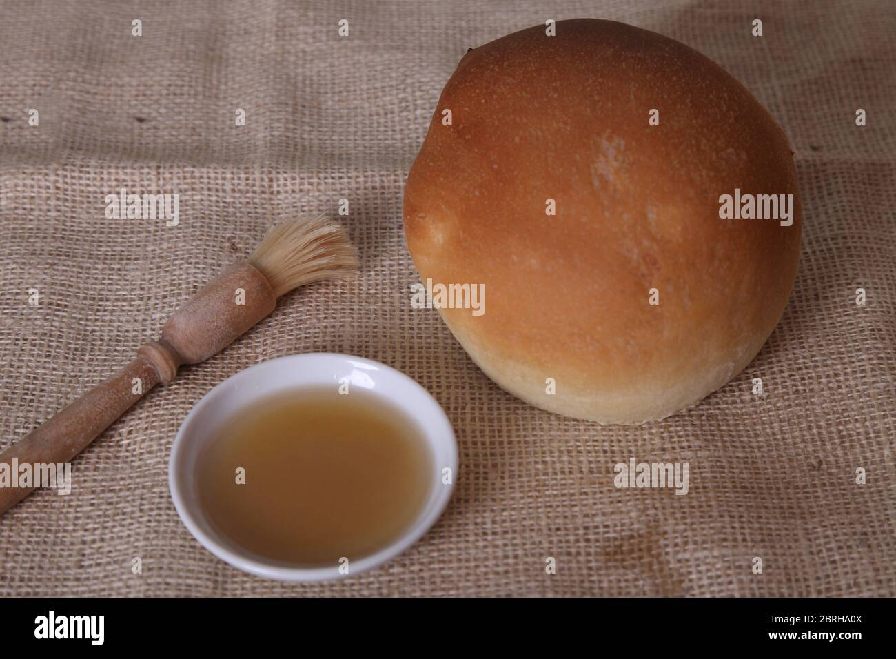 Pane fresco fatto in casa Sally Lunn di pane non rivestito non lazed Pronto per essere glassato in pasta di zucchero - Sally Lunn cottura di serie di immagini Foto Stock