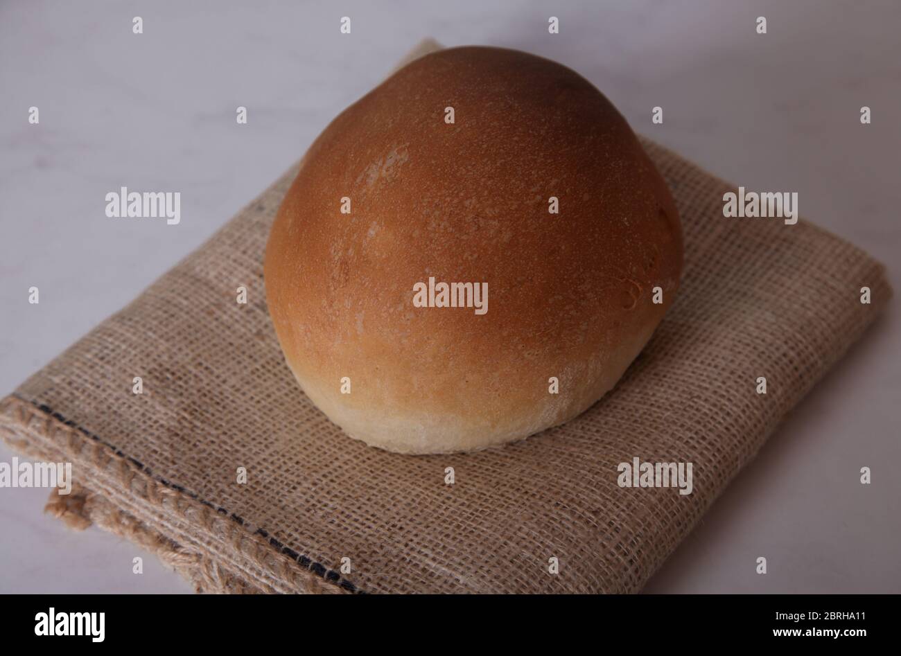 Pane fresco fatto in casa Sally Lunn di pane non rivestito non lazed Pronto per essere rivestito in pasta di zucchero - Sally Lunn cottura di serie di immagini Foto Stock