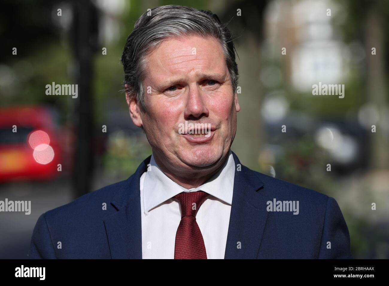 Il leader del lavoro Sir Keir Starmer registrando un pezzo per la fotocamera fuori dalla sua casa nel nord di Londra, come Downing Street ha annunciato un'inversione a U sul supplemento NHS, dicendo che il personale sanitario e sanitario d'oltremare sarà esentato dalla tassa riscossa sui migranti per pagare per l'NHS. Foto Stock