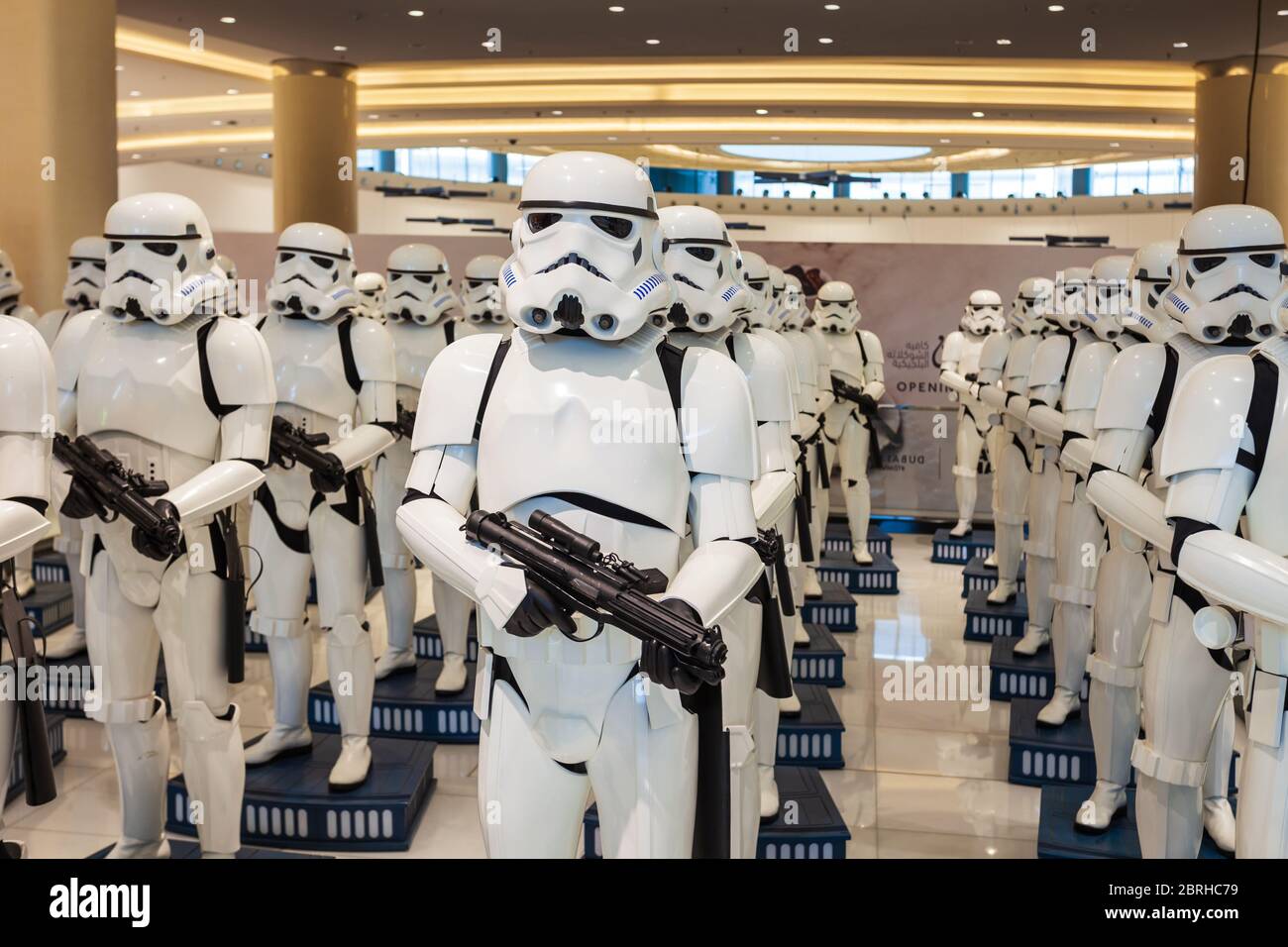 DUBAI, Emirati Arabi Uniti - 25 FEBBRAIO 2019: Stormtroopers personaggio Star Wars nel Dubai Mall negli Emirati Arabi Uniti Foto Stock