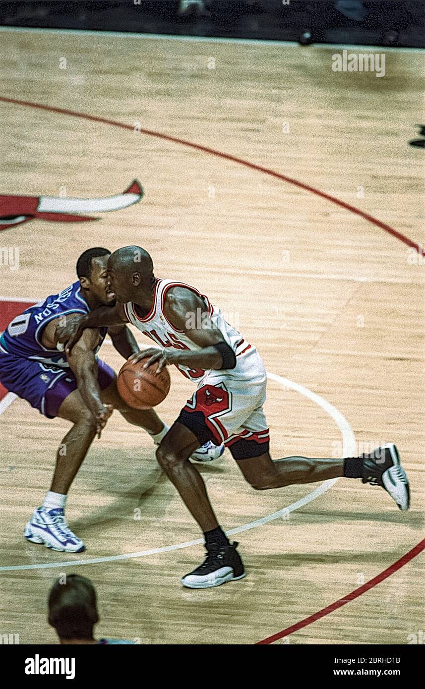Michael Jordan si è sfidato contro Shandon Anderson dello Utah Jazz durante le finali NBA 1997 Foto Stock