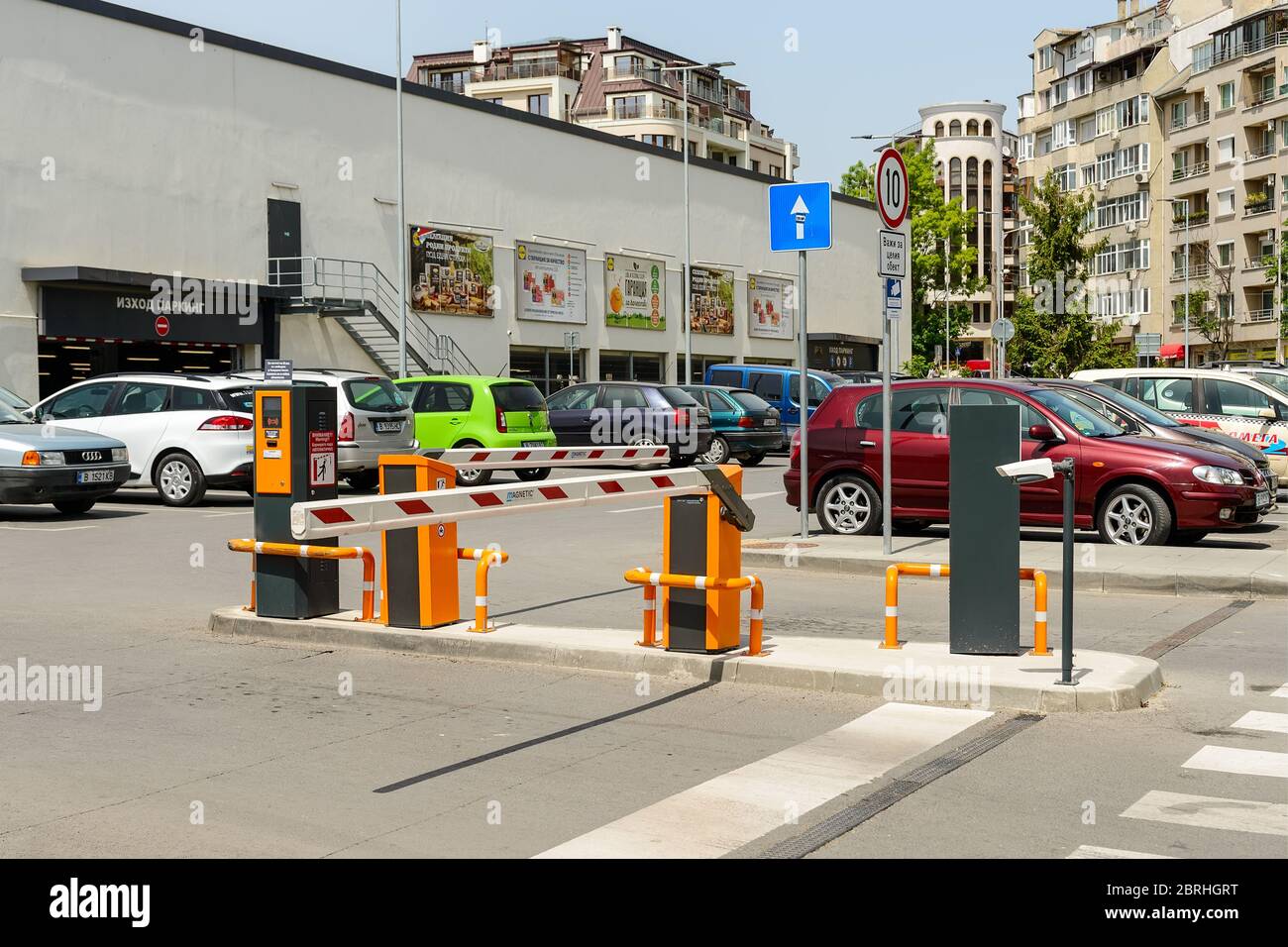 Varna, Bulgaria, 20 maggio 2020. Cancello automatico chiuso con telecamera a circuito chiuso nel parcheggio del supermercato Lidl. Sistema di entrata automatica moderno Foto Stock