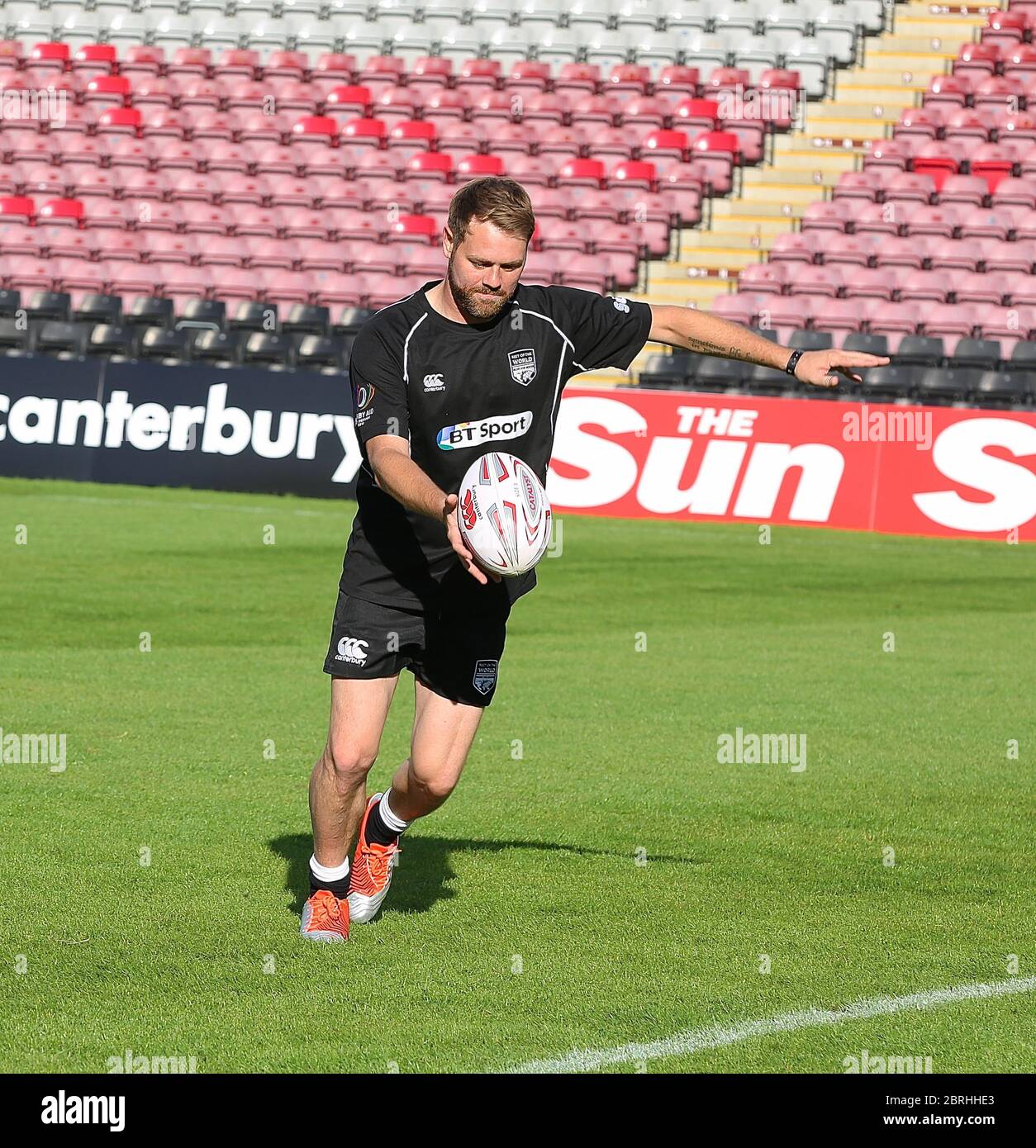 Prove di Jamie Laing del Chelsea per l'aiuto di Rugby per gli eroi 2015. La partita inaugurale di Rugby Aid, con ex giocatori internazionali, celebrità e membri di servizio delle forze armate, si è svolta allo stadio di Twickenham Stoop venerdì 4 settembre. La partita è stata mostrata in diretta su BT Sport e la consapevolezza attraverso lo sport del rugby , la comunità dei fan e la più ampia rete di giocatori professionisti per sostenere il personale militare che fa ritorno dal servizio militare alla vita civile . Foto Stock