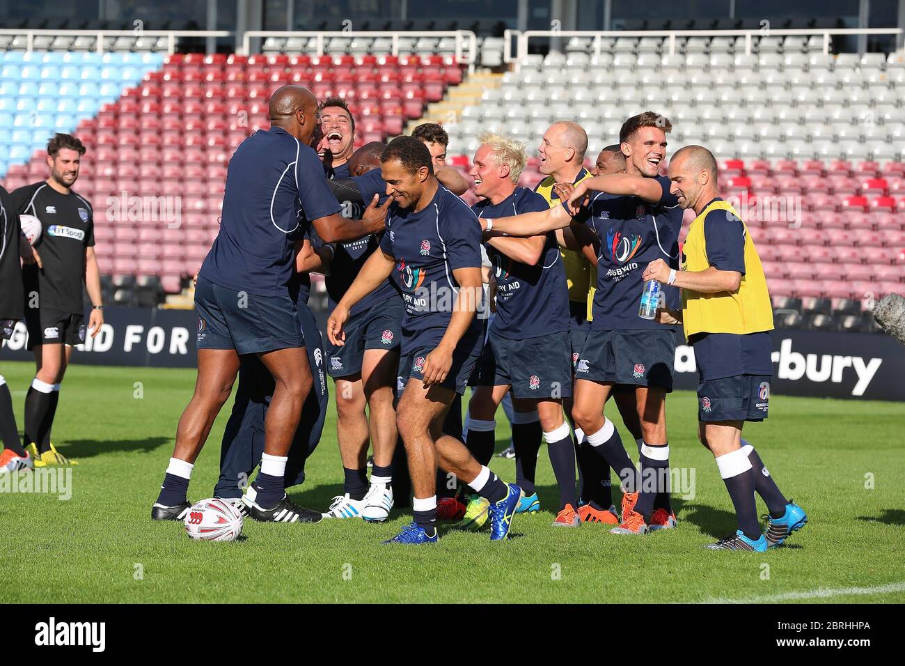 Prove di Jamie Laing del Chelsea per l'aiuto di Rugby per gli eroi 2015. La partita inaugurale di Rugby Aid, con ex giocatori internazionali, celebrità e membri di servizio delle forze armate, si è svolta allo stadio di Twickenham Stoop venerdì 4 settembre. La partita è stata mostrata in diretta su BT Sport e la consapevolezza attraverso lo sport del rugby , la comunità dei fan e la più ampia rete di giocatori professionisti per sostenere il personale militare che fa ritorno dal servizio militare alla vita civile . Foto Stock