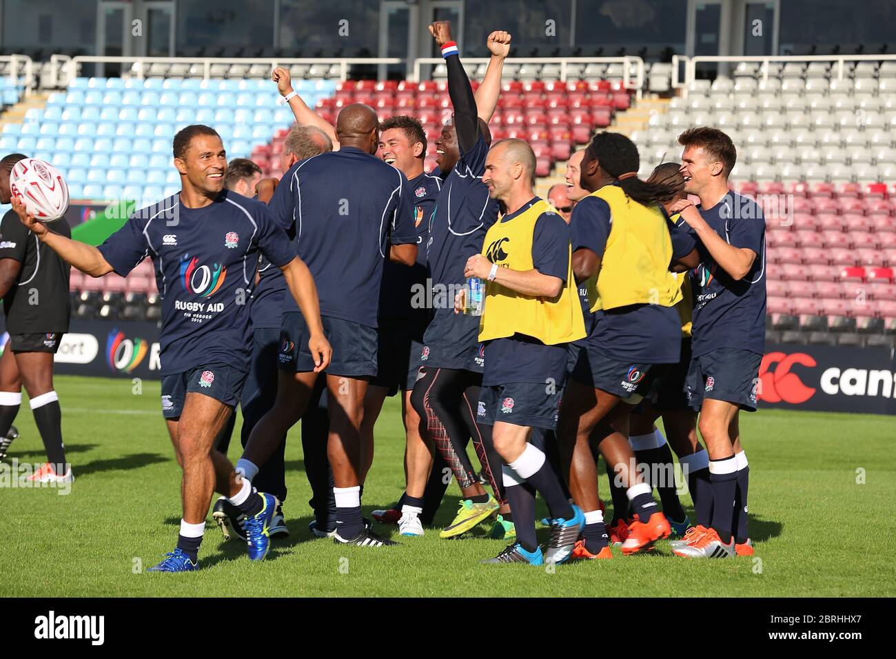 Prove di Jamie Laing del Chelsea per l'aiuto di Rugby per gli eroi 2015. La partita inaugurale di Rugby Aid, con ex giocatori internazionali, celebrità e membri di servizio delle forze armate, si è svolta allo stadio di Twickenham Stoop venerdì 4 settembre. La partita è stata mostrata in diretta su BT Sport e la consapevolezza attraverso lo sport del rugby , la comunità dei fan e la più ampia rete di giocatori professionisti per sostenere il personale militare che fa ritorno dal servizio militare alla vita civile . Foto Stock