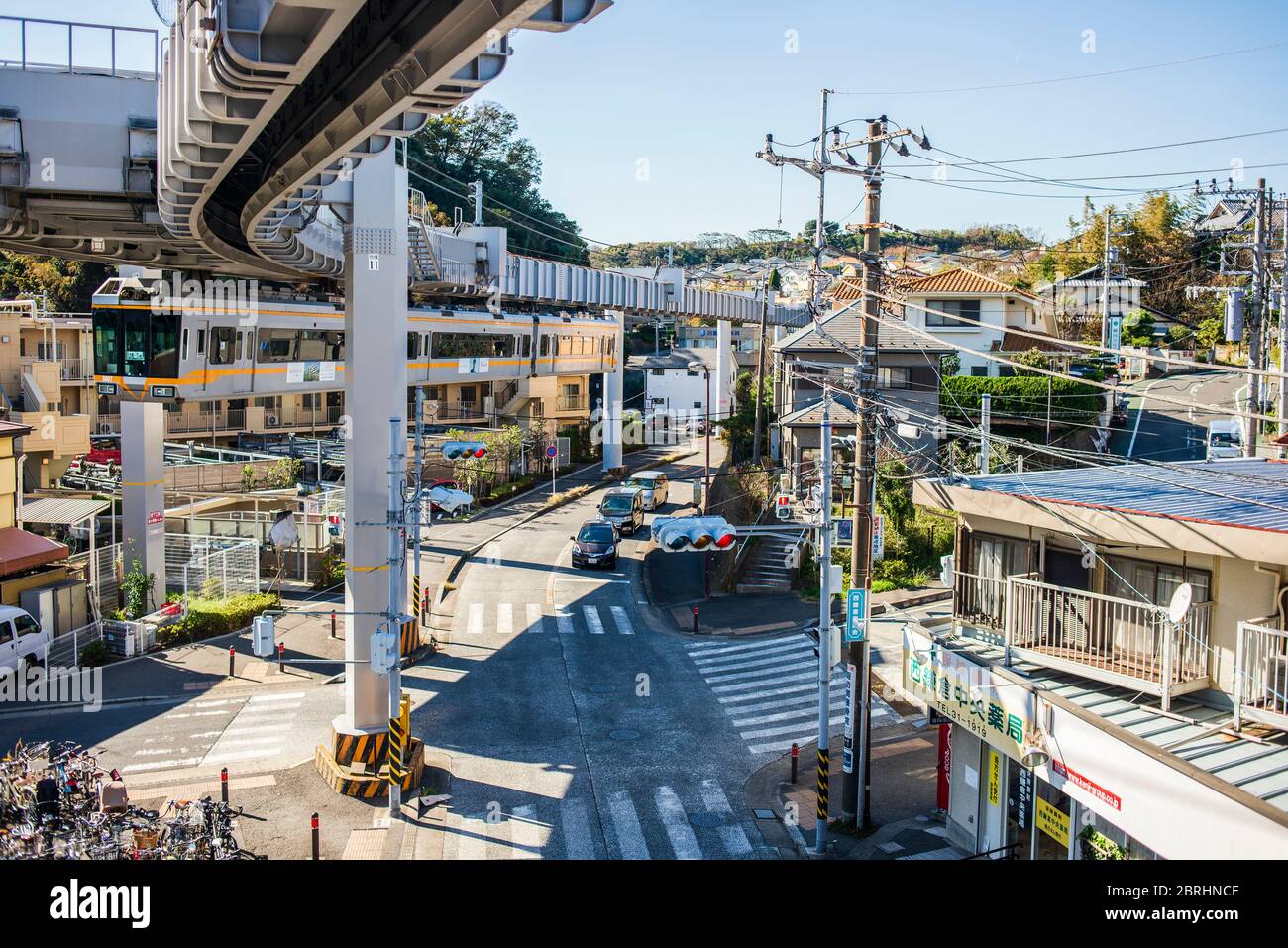 La monorotaia di Shonan (aperta nel 1970) è la prima monorotaia sospesa del suo genere aperta in Giappone. La monorotaia di Shonan collega i distretti di Enoshima e Ofuna, la Prefettura di Kanagawa, Giappone Foto Stock